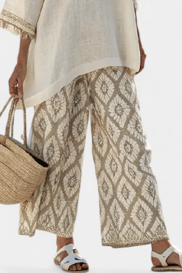 Daisy boho chic outfit: loose shirt and printed trousers for a unique style