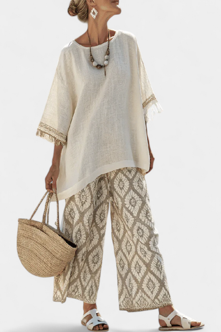 Daisy boho chic outfit: loose shirt and printed trousers for a unique style