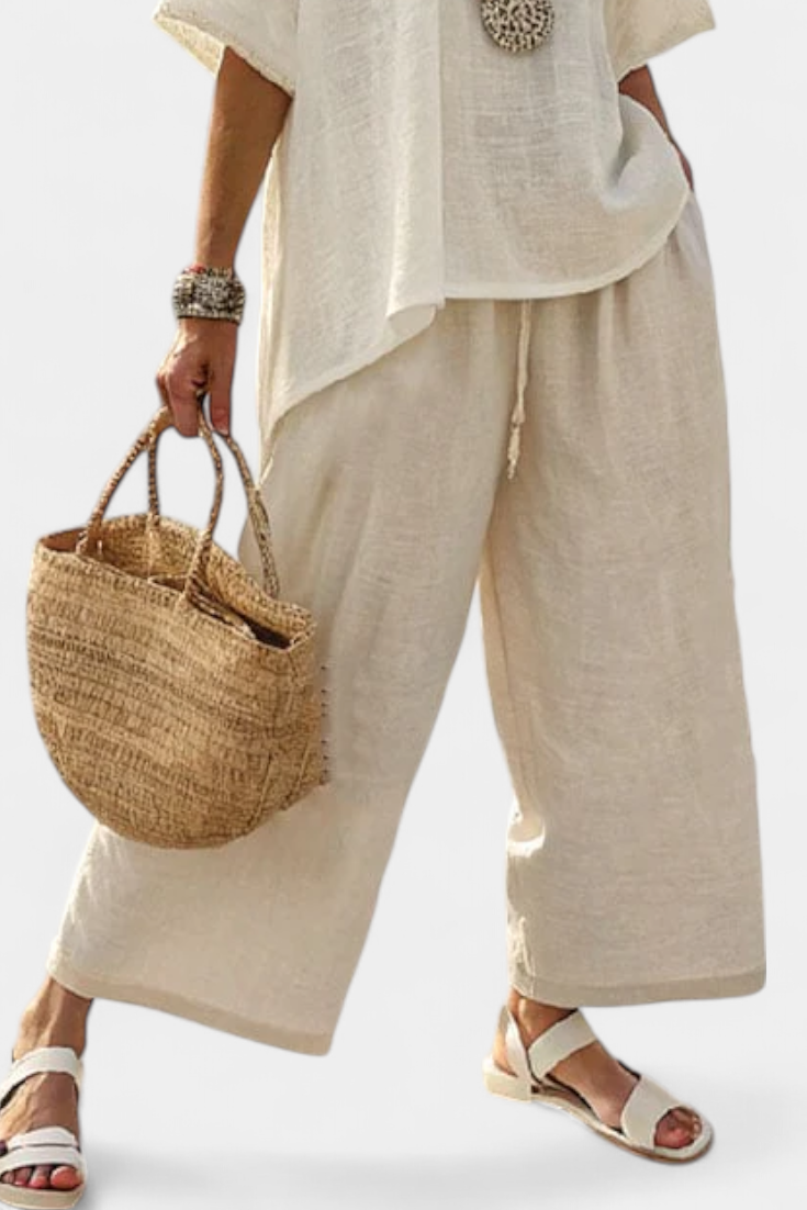 Daisy minimalist outfit in raw tones with oversized blouse and wide-leg trousers for a simple, elegant style